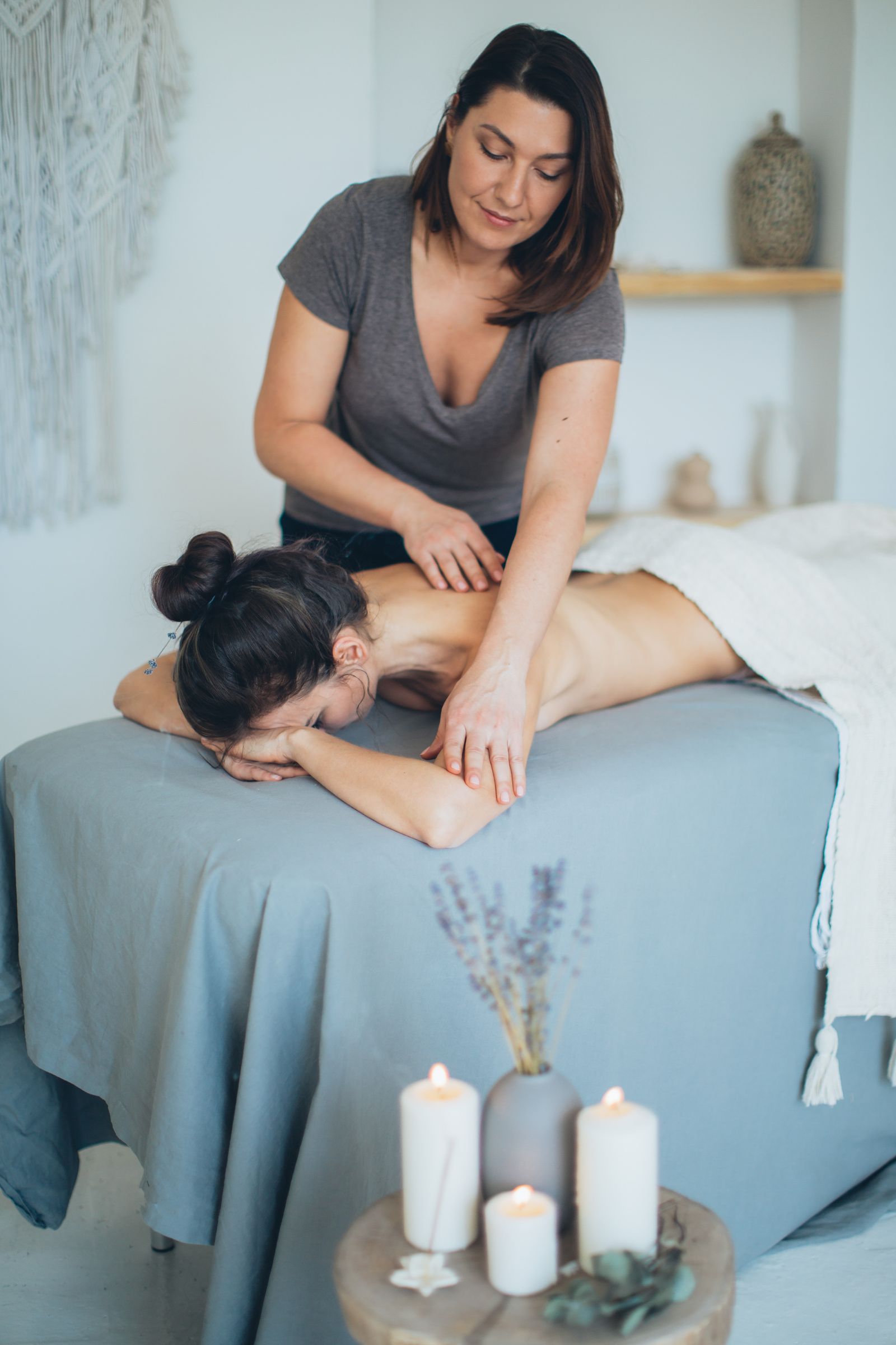 Michelle aan het werk in haar massagepraktijk