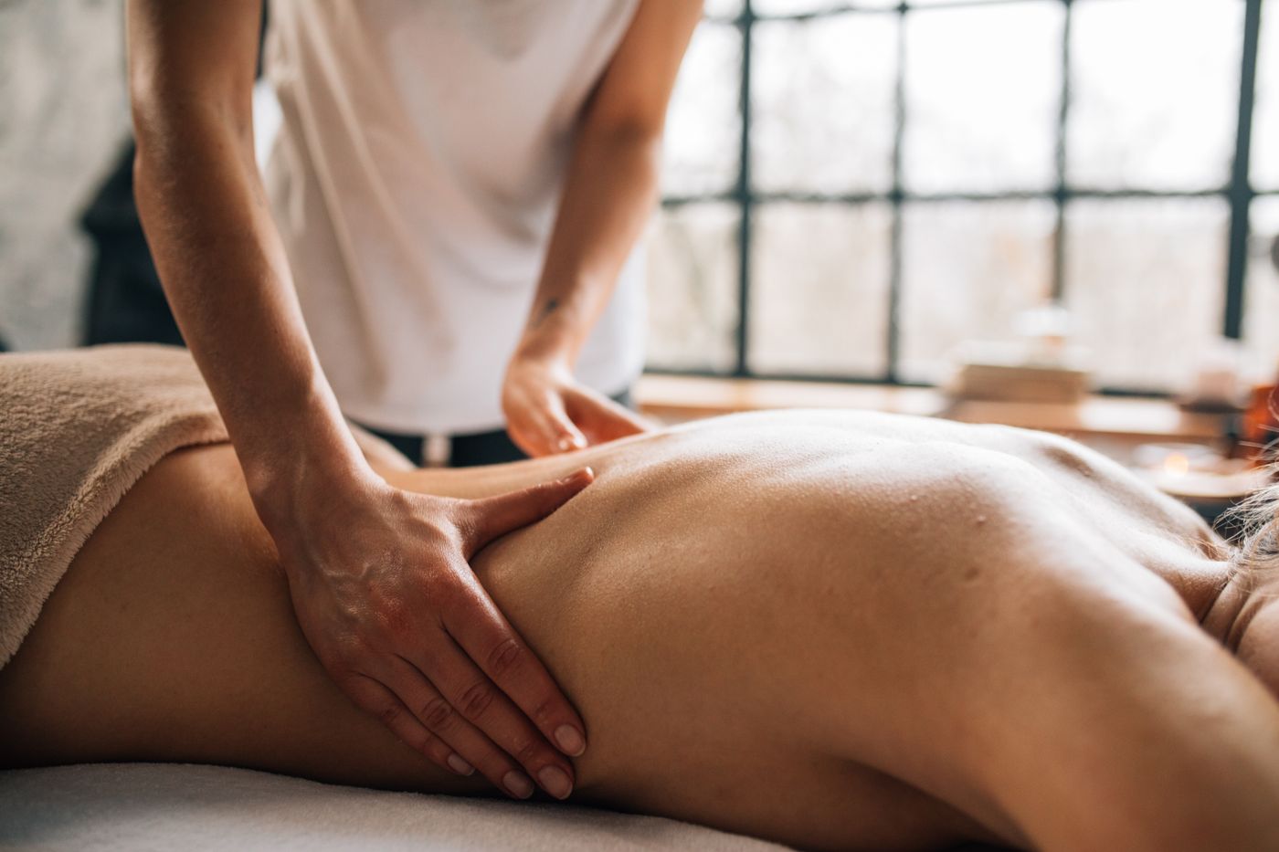 Ontspanningsmassage op de massagetafel