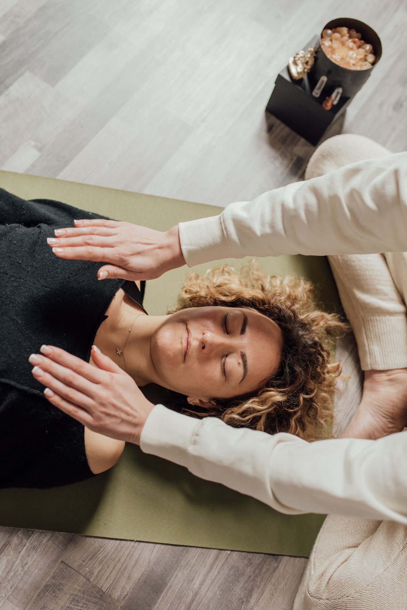 Energetische behandeling met handen boven het lichaam